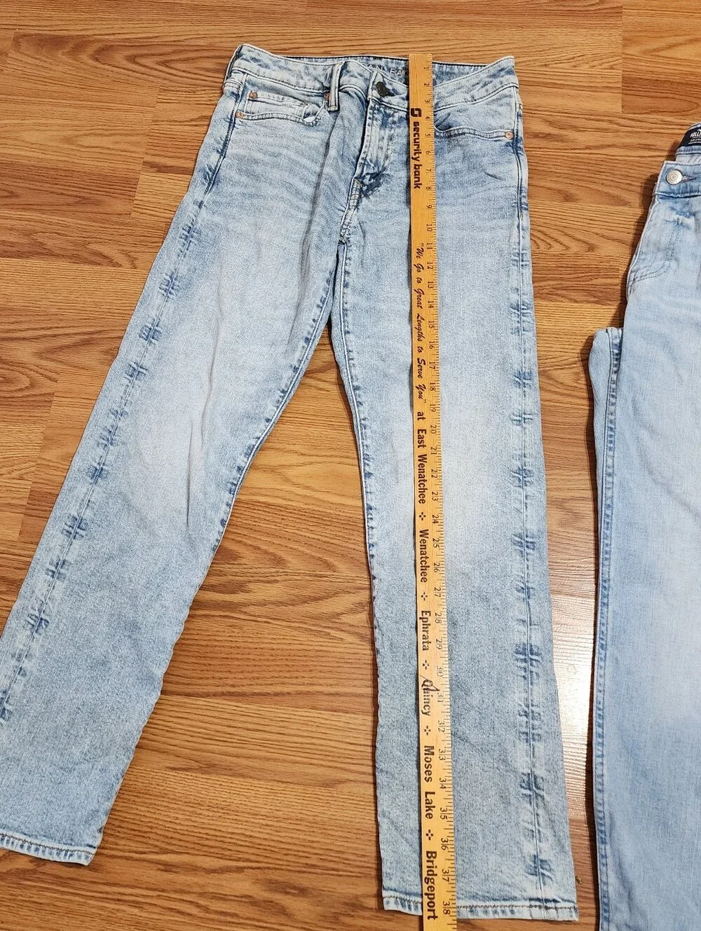 American eagle Airflex and hollister Mens Jean Lot Of 2 28x30 Light Wash Stretch